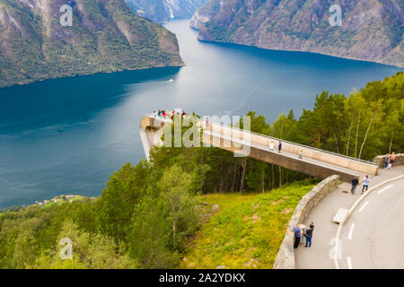 Luftaufnahme von Stegastein Aussichtspunkt. Erleben Sie die spektakuläre Aussichtsplattform, 650 Meter über dem Aurlands Fjord. Stockfoto