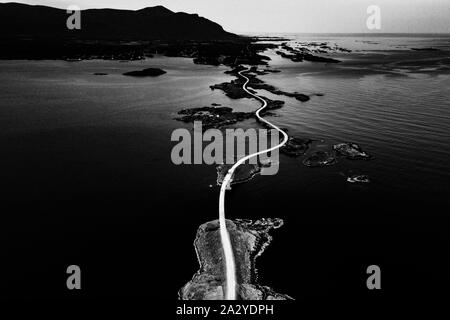 Luftaufnahme des weltberühmten Atlantik Straße. Schwarz Weiss Fotografie. gefilterten Bild von Lärm. Stockfoto