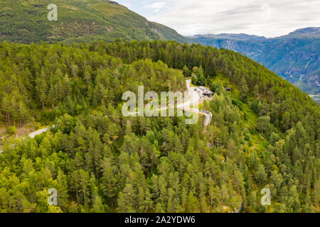 Luftaufnahme von Stegastein Aussichtspunkt. Erleben Sie die spektakuläre Aussichtsplattform, 650 Meter über dem Aurlands Fjord. Stockfoto