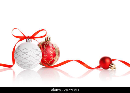Red christmas Ball mit Schleife auf weißem Hintergrund. Stockfoto