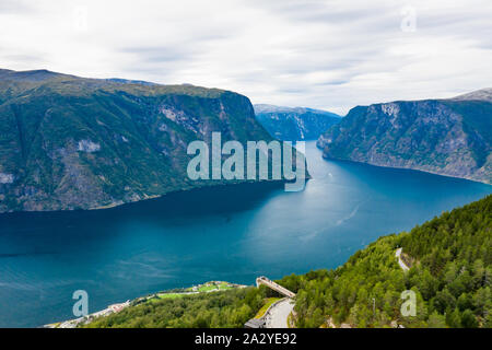 Luftaufnahme von Stegastein Aussichtspunkt. Erleben Sie die spektakuläre Aussichtsplattform, 650 Meter über dem Aurlands Fjord. Stockfoto