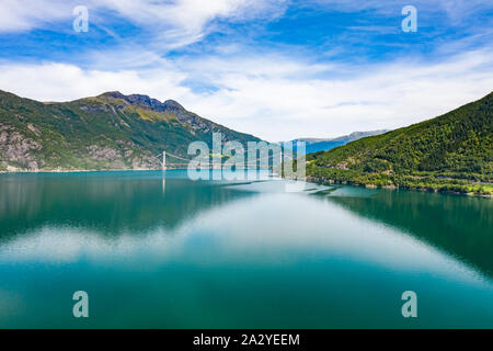 Die hardanger Bridge ist eine Hängebrücke über die eidfjorden Zweig von Hardangerfjorden in Hordaland County, Norwegen. Stockfoto