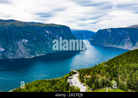 Luftaufnahme von Stegastein Aussichtspunkt. Erleben Sie die spektakuläre Aussichtsplattform, 650 Meter über dem Aurlands Fjord. Stockfoto