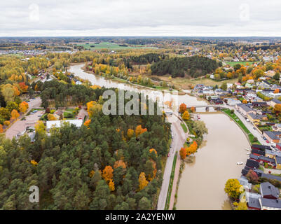 Antenne herbst Blick auf die Altstadt von Porvoo, Finnland. Schöne Stadt Landschaft mit alten bunten Holzhäusern und den Fluss Porvoonjoki. Stockfoto