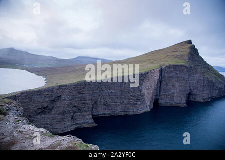 Dramatische Landschaft auf den Färöer Inseln. Die Art der Färöer im Nordatlantik Stockfoto