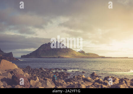 Dramatische Landschaft auf den Färöer Inseln. Die Art der Färöer im Nordatlantik Stockfoto