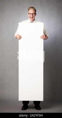 Überglücklich Geschäftsmann Holding leer vertikale Panel. Stockfoto