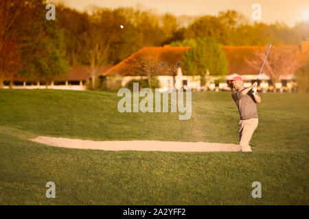 Aktive Golfspieler an der Bunker. Stockfoto