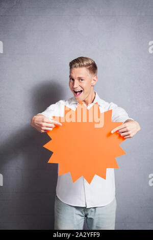 Freudiger Mann präsentiert leer Schild mit Platz für Text. Stockfoto