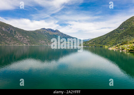 Die hardanger Bridge ist eine Hängebrücke über die eidfjorden Zweig von Hardangerfjorden in Hordaland County, Norwegen. Stockfoto