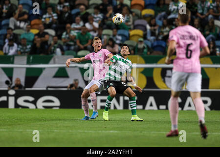 Lissabon, Portugal. 03 Okt, 2019. Thomas Goiginger von LASK Linz (L) und Marcos Acuña von Sporting CP (R) in Aktion während der UEFA Europa League Gruppe D Match zwischen Sporting CP und LASK Linz an Jose Alvalade Stadion gesehen. (Endstand: Sporting CP 2:1 LASK Linz) Credit: SOPA Images Limited/Alamy leben Nachrichten Stockfoto