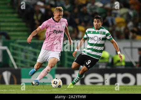 Lissabon, Portugal. 03 Okt, 2019. Thomas Goiginger von LASK Linz (L) und Marcos Acuña von Sporting CP (R) in Aktion während der UEFA Europa League Gruppe D Match zwischen Sporting CP und LASK Linz an Jose Alvalade Stadion gesehen. (Endstand: Sporting CP 2:1 LASK Linz) Credit: SOPA Images Limited/Alamy leben Nachrichten Stockfoto