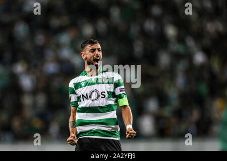 Lissabon, Portugal. 03 Okt, 2019. Bruno Fernandes von Sporting CP feiert nach dem Scoring ein Ziel während der UEFA Europa League Gruppe D Match zwischen Sporting CP und LASK Linz an Jose Alvalade Stadion. (Endstand: Sporting CP 2:1 LASK Linz) Credit: SOPA Images Limited/Alamy leben Nachrichten Stockfoto