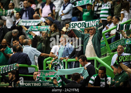 Lissabon, Portugal. 03 Okt, 2019. Sporting CP Unterstützer während der UEFA Europa League Gruppe D Match zwischen Sporting CP und LASK Linz an Jose Alvalade Stadion gesehen. (Endstand: Sporting CP 2:1 LASK Linz) Credit: SOPA Images Limited/Alamy leben Nachrichten Stockfoto