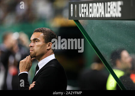 Lissabon, Portugal. 03 Okt, 2019. Coach Valérien Ismaël von LASK Linz in Aktion während der UEFA Europa League Gruppe D Match zwischen Sporting CP und LASK Linz an Jose Alvalade Stadion gesehen. (Endstand: Sporting CP 2:1 LASK Linz) Credit: SOPA Images Limited/Alamy leben Nachrichten Stockfoto