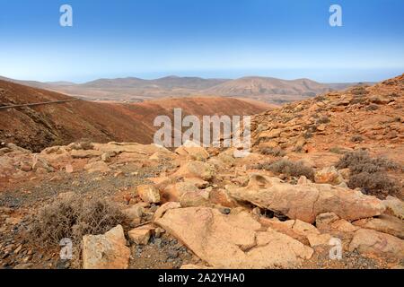 Blick auf die schöne Bergwelt der Insel Fuerteventura. Stockfoto