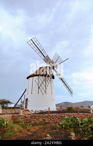 Blick auf traditionelle Windmühle gegen den blauen Himmel in Fuerteventura. Stockfoto