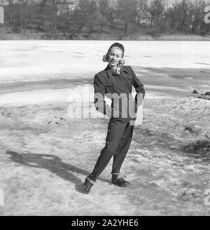 Für Herbst und Winter in den 1940er Jahren eine junge Frau gekleidet ist, trägt eine Jacke. skihose und Skischuhe. Schweden 1947. Kristoffersson ref AB 15-3 Stockfoto