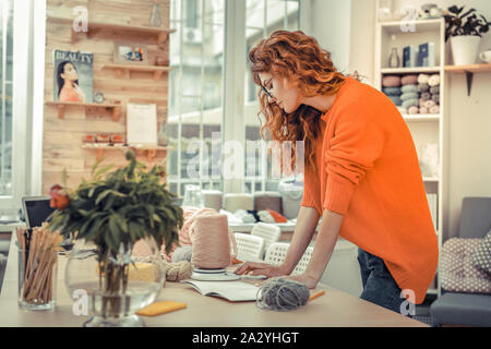 Aufmerksame langhaarigen weiblichen Person in Gedanken tief sein Stockfoto