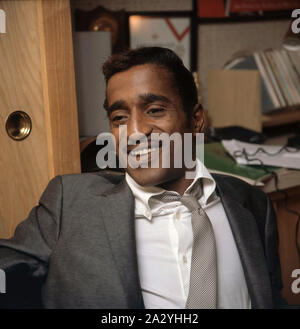 Sammy Davis Jr. 1925-1990. Us-amerikanische Sänger, Musiker, Tänzer, Schauspieler. Hier abgebildet in seinem Büro. 1963 Stockfoto