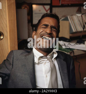 Sammy Davis Jr. 1925-1990. Us-amerikanische Sänger, Musiker, Tänzer, Schauspieler. Hier abgebildet in seinem Büro. 1963 Stockfoto