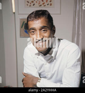 Sammy Davis Jr. 1925-1990. Us-amerikanische Sänger, Musiker, Tänzer, Schauspieler. Hier abgebildet in seinem Büro. 1963 Stockfoto