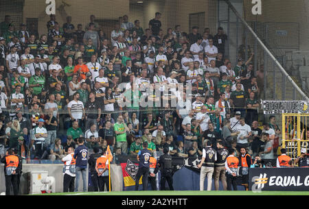 03. Oktober 2019, in der Türkei, Istanbul: Fußball: Europa League, Istanbul Basaksehir - Borussia Mönchengladbach, Gruppenphase, Gruppe J, 2. Spieltag an Basaksehir-Fatih - Terim Stadion. Fans aus Mönchengladbach stehen in der Pension block. Borussia Mönchengladbach ist sportdirektor Max Eberl hat scharf die Istanbuler Polizei für den Ausbau des Gebläses Flaggen am Rande der Europa League match kritisiert. Am Rande des 1:1 (0:0) bei Basaksehir Istanbul, Polizisten nahmen Flags aus dem Borussian Fans, weil sie christliche Symbole gezeigt hatte. Dies war das Stadtwappen von Mönchengladbach, in der, Amon Stockfoto