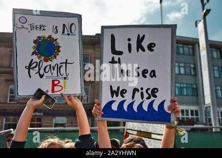 Studenten halten Plakate hoch, am 20. September, das globale Klima Streik, der Alte Markt, Nottingham, East Midlands, England Stockfoto