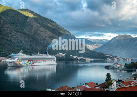 Schiff in die Bucht von Kotor Montenegro Stockfoto