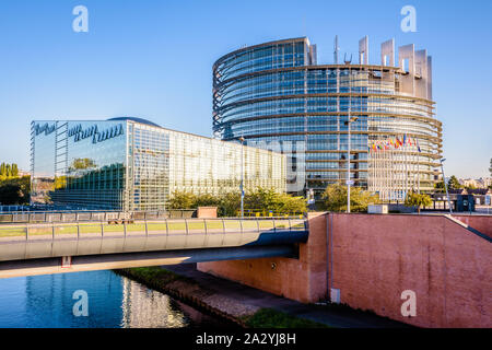 Das Louise-weiss-Gebäude, dem Sitz des Europäischen Parlaments, Baujahr 1999 an den Ufern des Marne-Rhine Canal in Straßburg, Frankreich. Stockfoto