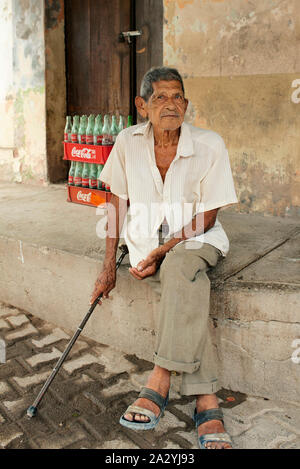 Vertikale Portrait von älteren Latino Männer, einheimische Bewohner der kleinen Insel - Dorf Mexcaltitán, Nayarit, Mexiko, May 2019 Stockfoto