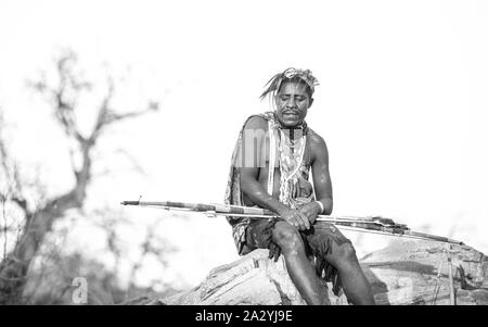 Lake Eyasi, Tansania, 11. September 2019: hadzabe Mann rast mit seinem Pfeil und Bogen Stockfoto