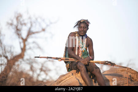 Lake Eyasi, Tansania, 11. September 2019: hadzabe Mann rast mit seinem Pfeil und Bogen Stockfoto