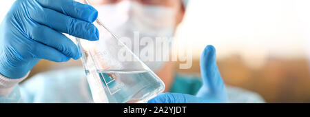 Männliche Wissenschaftler halten in Arm leere Durchstechflaschen closeup Stockfoto