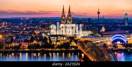 Köln, Deutschland - August 2019: Sehr schöne Antenne Nacht Landschaft des Gotischen katholischen Kölner Dom, Hohenzollernbrücke und den Fluss Stockfoto