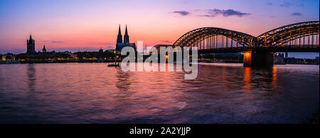 Köln, Deutschland: Abend silhouette skyline Landschaft des gotischen Kölner Cathedra, Hohenzollern Eisenbahn- und Fußgängerbrücke, die Altstadt und Gr Stockfoto