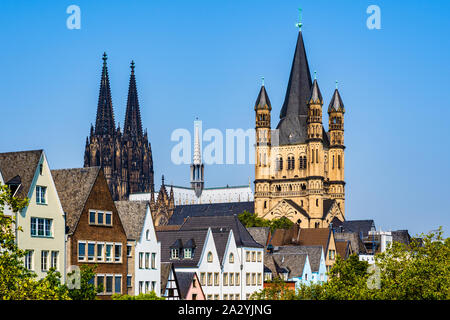 Köln, Nordrhein-Westfalen, Deutschland: Skyline der Altstadt mit solorful Häuser Dächer, der Turm der Kölner Dom und der Abschlepp-trennvorrichtung Stockfoto