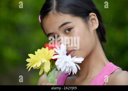 Deprimiert junge asiatische Person mit einer Blume Stockfoto