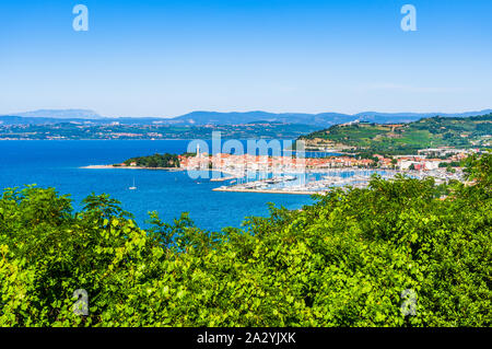 Izola, Slowenien: Panorama von einem alten Fischerdorf im Südwesten Sloweniens an der Adriatischen Küste der istrischen Halbinsel in das Mittelmeer. Stockfoto