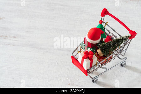 Geschenkboxen und Weihnachten Dekoration auf miniatur Warenkorb auf Schnee weiß Holz Hintergrund mit kopieren. Weihnachten und ein glückliches neues Jahr. Stockfoto