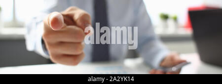 Geschäftsmann weist mit dem Finger auf jemanden, der Uhren Stockfoto