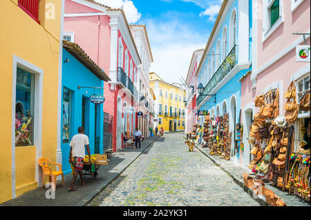 SALVADOR, BRASILIEN - 9. MÄRZ 2017: Souvenirläden verkaufen Taschen und lokalem Handwerk Linie der traditionellen Kopfsteinpflasterstraßen von bunten Pelourinho. Stockfoto