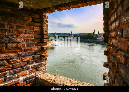 Italien: Blick auf die Etsch von der Castelvecchio-brücke Stockfoto