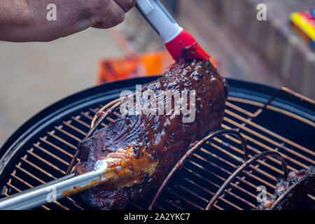 Kochen marinierte Baby Back Ribs auf den Grillplatz im Freien Stockfoto