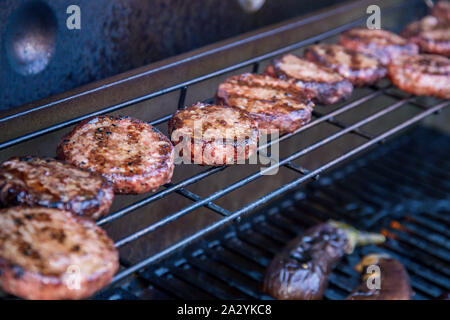 Saftig gegrillte Rindfleisch Burger auf einem Grill Brötchenaufsatz Stockfoto