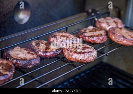 Saftig gegrillte Rindfleisch Burger auf einem Grill Brötchenaufsatz Stockfoto