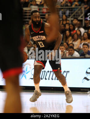 Oktober 3, 2019 - Houston Rockets guard James Harden #13 während der preseason Spiel zwischen den Los Angeles Clippers und die Houston Rockets in der Stan Polizeichef-Mitte auf dem Campus der Universität von Hawaii in Manoa in Honolulu, HI Michael Sullivan/CSM. Stockfoto