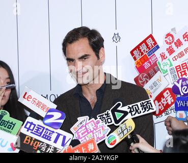 Schweizer Tennisspieler Roger Federer lächelt eine Werbeveranstaltung in Shanghai, China, 3. Oktober 2019. Stockfoto