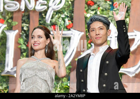 (L - R) Schauspieler Angelina Jolie und Japanische Musiker MIYAVI ein Japan Premiere für Disney's "aleficent: Herrin des Bösen" am 3. Oktober 2019 in Tokio, Japan. Der Film ist eine Fortsetzung von 2014 schlug bin aleficent" und wird am 18. Oktober veröffentlicht. Quelle: LBA/Alamy leben Nachrichten Stockfoto