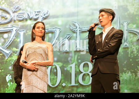 (L - R) Schauspieler Angelina Jolie und Japanische Musiker MIYAVI ein Japan Premiere für Disney's "aleficent: Herrin des Bösen" am 3. Oktober 2019 in Tokio, Japan. Der Film ist eine Fortsetzung von 2014 schlug bin aleficent" und wird am 18. Oktober veröffentlicht. Quelle: LBA/Alamy leben Nachrichten Stockfoto
